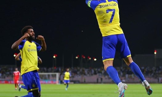 Ronaldo (số 7) phá hàng loạt kỷ lục sau ghi 4 bàn vào lưới Al Wehda Ảnh: Al Nassr