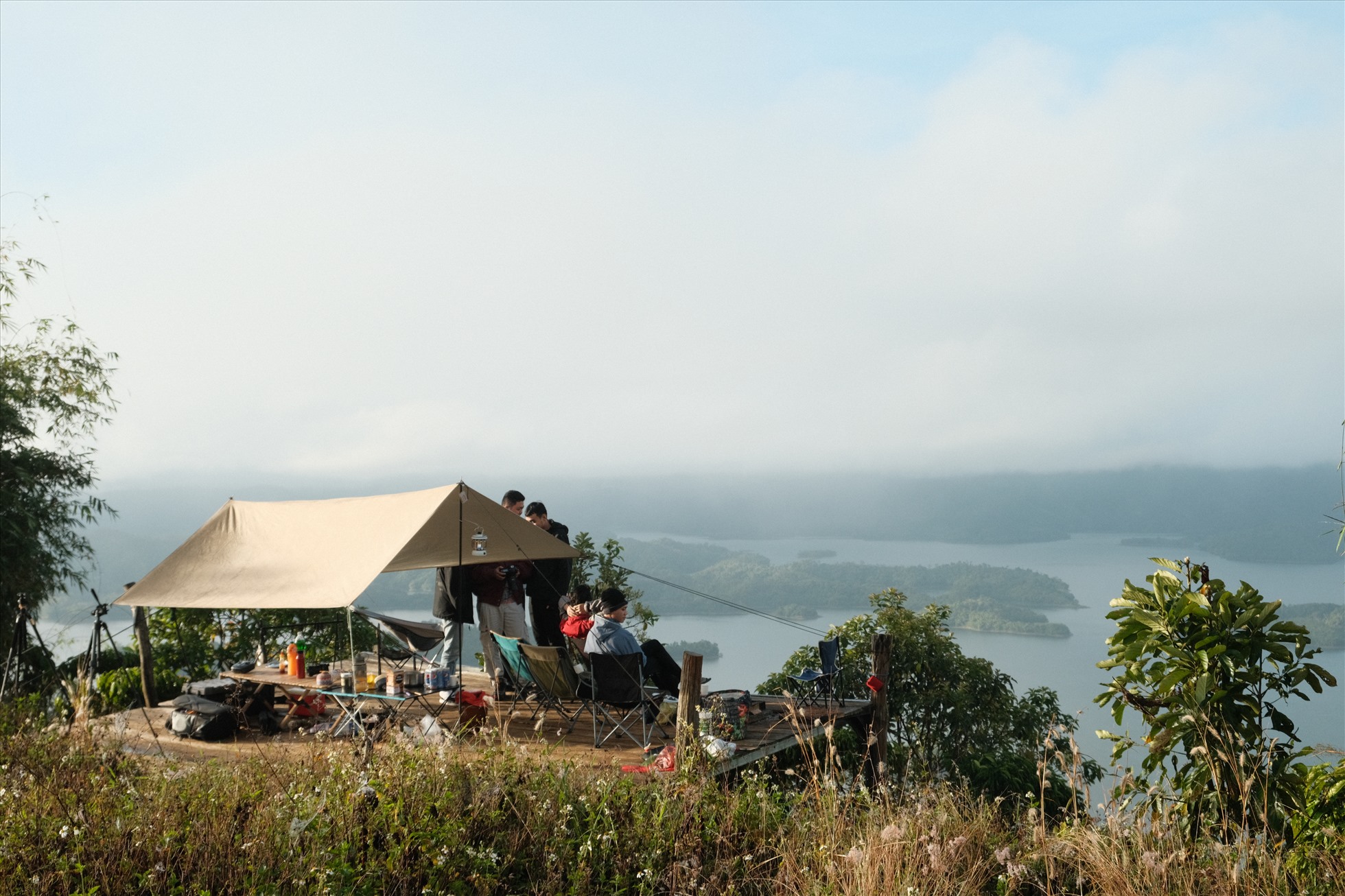 Nhóm bạn trẻ du cùng nhau du lịch dã ngoại. Ảnh: Thái Đức