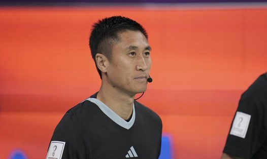 Trọng tài Ma Ning (Trung Quốc) là người đầu tiên giải thích quyết định cho các cổ động viên sau khi FIFA áp dụng công nghệ mới tại FIFA Club World Cup. Ảnh: Xinhua