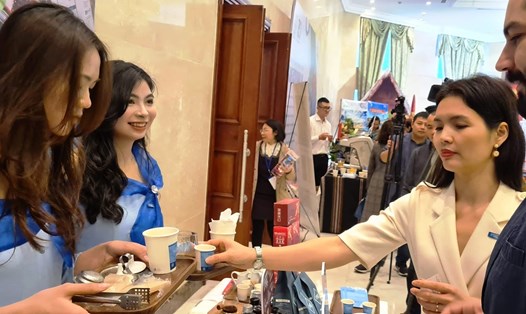 Cà phê Việt Nam hấp dẫn nhiều khách nước ngoài. Ảnh: Vũ Long