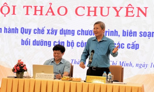 Phó Chủ tịch Thường trực Tổng LĐLĐ Việt Nam Trần Thanh Hải (người đứng) phát biểu tại hội thảo. Ảnh: Nam Dương