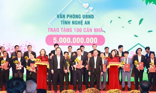 Lãnh đạo tỉnh Nghệ An tặng hoa cảm ơn các doanh nghiệp, tổ chức, cá nhân ủng hộ Chương trình vận động hỗ trợ xây dựng nhà cho người nghèo. Ảnh: Thành Duy