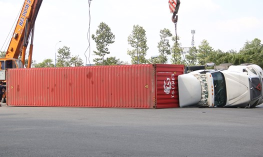Hiện trường vụ lật xe container ở vòng xoay Mỹ Phước 3. Ảnh: Đình Trọng