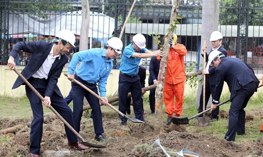 Cán cán bộ công đoàn và cán bộ, nhân viên Tổng Công ty Phát điện 1 thực hiện trồng cây xanh. Ảnh: Hà Vân Đức