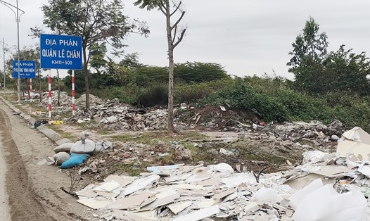 TP Hải Phòng yêu cầu các địa phương xử lý nghiêm tổ chức, cá nhân có hành vi đổ rác thải tại vỉa hè tuyến đường trục Đông Tây. Ảnh: M.Dung