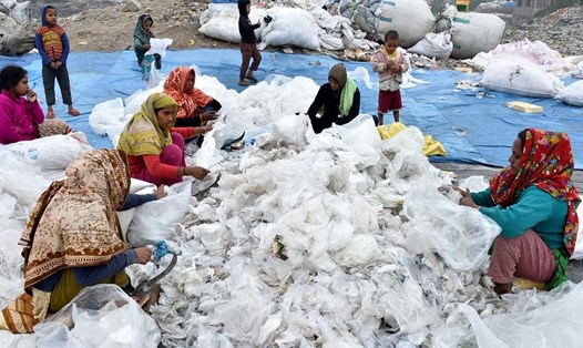 Xử lý rác thải nhựa ở Dhaka, Bangladesh năm 2020. Ảnh: Xinhua