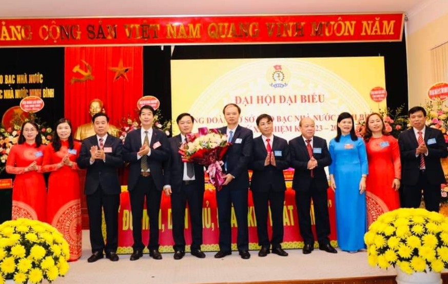 Lãnh đạo LĐLĐ tỉnh Ninh Bình tặng hoa chúc mừng Ban Chấp hành Công đoàn cơ sở Kho bạc Nhà nước Ninh Bình khóa mới. Ảnh: Diệu Anh