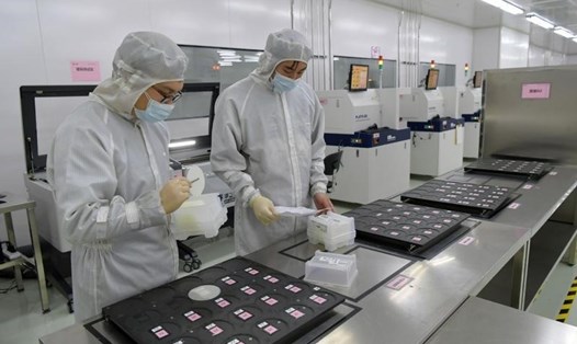 Kiểm tra chip bán dẫn tại cơ sở sản xuất của một công ty công nghệ cao có trụ sở tại Nam Xương, tỉnh Giang Tây, Trung Quốc, tháng 2.2020. Ảnh: Xinhua