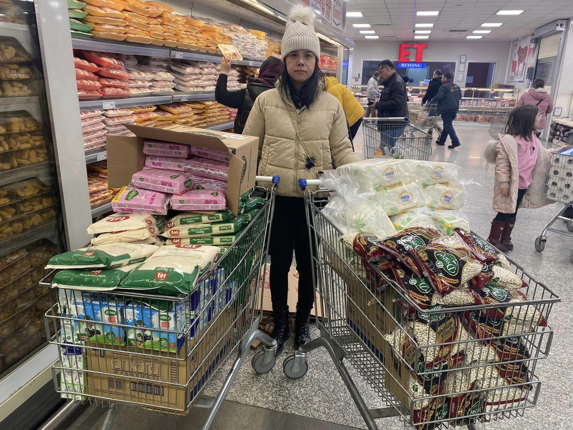 Chị Ngọc An mua các nhu yếu phẩm gửi đi các điểm cứu trợ. Ảnh: NVCC