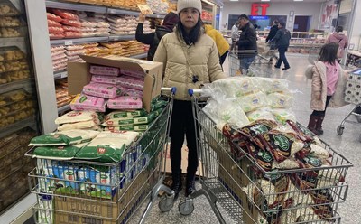 Chị Ngọc An mua các nhu yếu phẩm gửi đi các điểm cứu trợ. Ảnh: NVCC