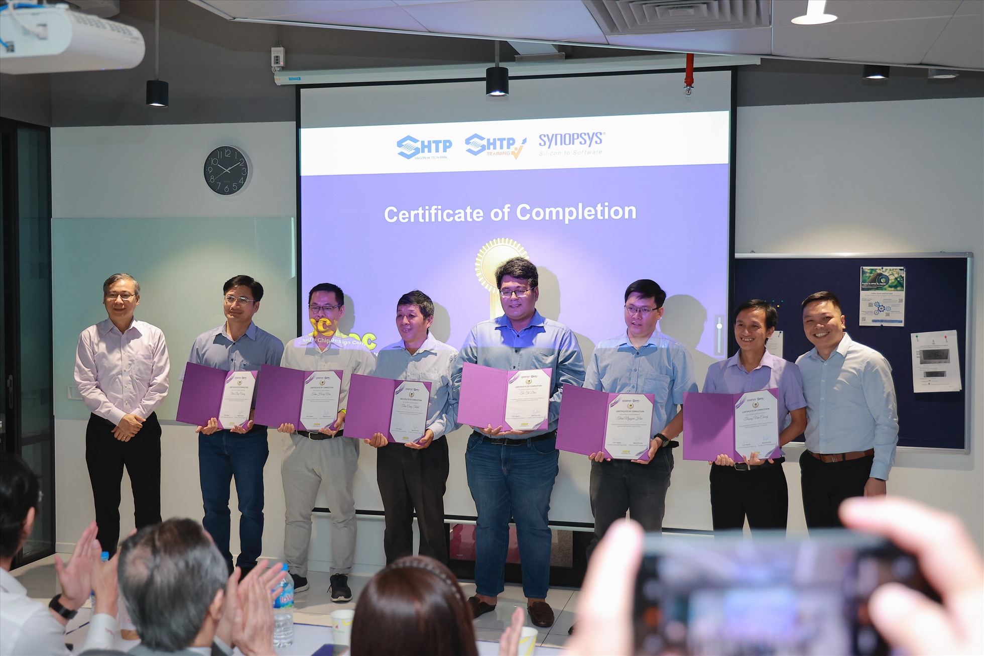 Những giảng viên đầu tiên hoàn thành khóa học ToT nhận giấy chứng nhận. Ảnh: Anh Tú