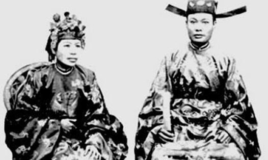 Công chúa Tân Phong và phò mã Nguyễn Hữu Khảm năm 1907. Ảnh tư liệu: Tập san Hội Đô thành hiếu cổ (B.A.V.H) cung cấp