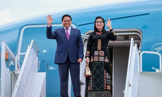 Thủ tướng Phạm Minh Chính và Phu nhân cùng Đoàn đại biểu cấp cao Việt Nam tới Sân bay quốc tế Brunei (thủ đô Bandar Seri Begawan), bắt đầu chuyến thăm chính thức Brunei Darussalam - Ảnh: VGP/Nhật Bắc