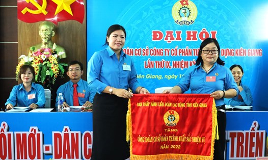 Tặng Cờ thi đua của LĐLĐ tỉnh Kiên Giang cho CĐCS hoàn thành xuất sắc nhiệm vụ năm 2022. Ảnh: Mỹ Linh