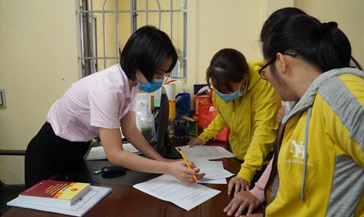 Khoảng 55 công nhân chi nhánh Công ty TNHH KNA Apparel Sourcing Việt Nam tại (huyện Vĩnh Cửu) kêu cứu với công đoàn do bị nợ bảo hiểm xã hội. Ảnh: Hà Anh Chiến