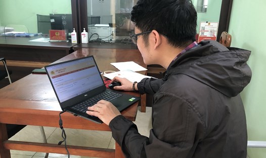 Anh Lê Văn Hải (Cầu Giấy, Hà Nội) nộp hồ sơ trực tuyến qua cổng cung cấp dịch vụ công trực tuyến. Ảnh: Hữu Chánh