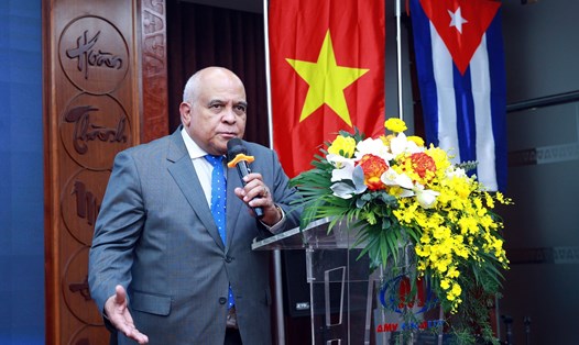 Ngài Đại sứ Cuba tại Việt Nam phát biểu trong buổi kí kết hợp tác y tế Việt Nam-Cuba. Ảnh: Chí Cường