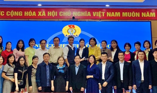 Cán bộ Công đoàn của Liên đoàn Lao động Thành phố Hà Nội và Liên đoàn Lao động tỉnh Đồng Tháp trao đổi kinh nghiệm trong hoạt động. Ảnh: Hải Yến