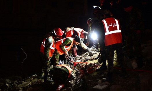 Lực lượng cứu hộ tìm người sống sót trong đống đổ nát của một tòa nhà bị sập ở ngoại ô Harasta, phía đông Damascus, Syria ngày 8.2. Ảnh: Xinhua