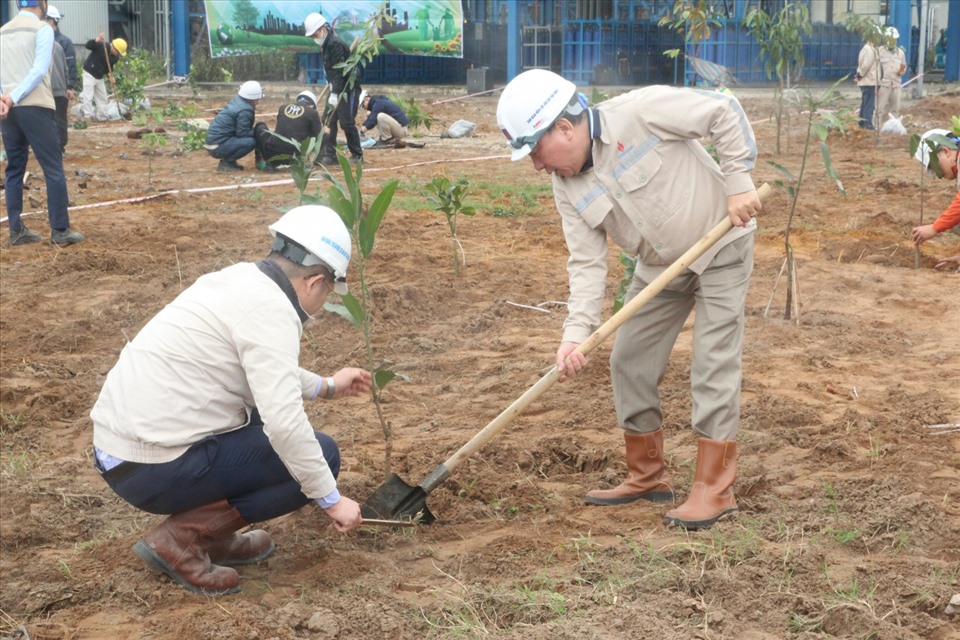 Lãnh đạo đơn vị tham gia Tết trồng cây. Ảnh: Đăng Hùng