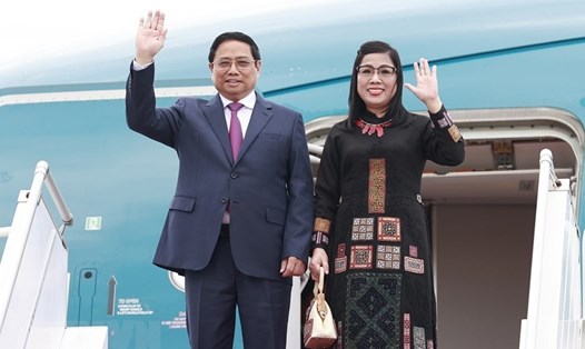 Thủ tướng Phạm Minh Chính và Phu nhân đến Sân bay quốc tế Brunei. Ảnh: TTXVN