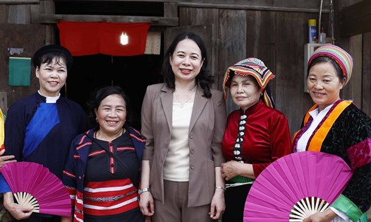 Quyền Chủ tịch nước Võ Thị Ánh Xuân với bà con dân tộc Mông. Ảnh: VPCTN
