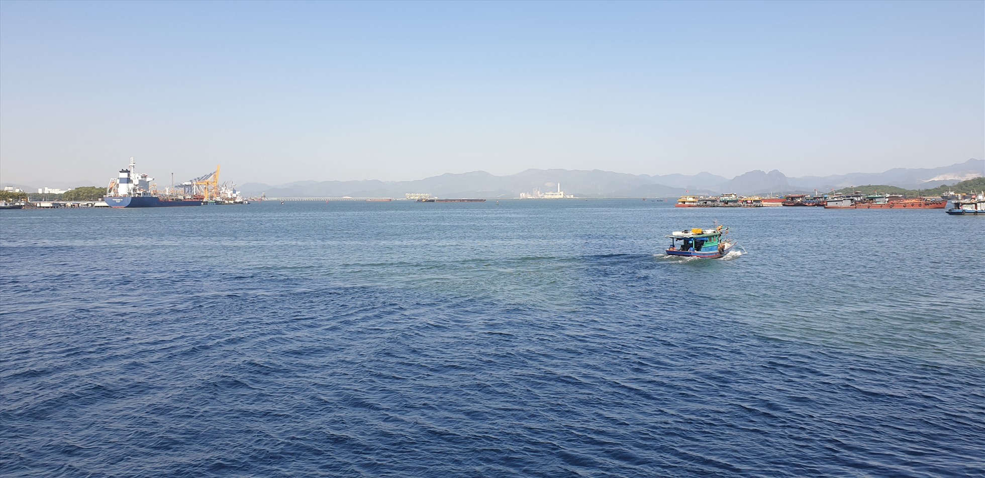 Vịnh Cửa Lục. Ảnh: Nguyễn Hùng