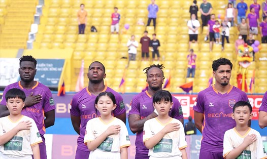 Joao Guiherme (ngoài cùng bên phải) bị Bình Dương thay sau trận hòa 1-1 với Hoàng Anh Gia Lai. Ảnh: Nguyễn Đăng