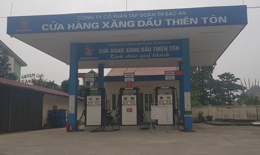 Hàng loạt cửa hàng kinh doanh xăng dầu trên địa bàn tỉnh Ninh Bình treo biển hết hàng. Ảnh: Diệu Anh