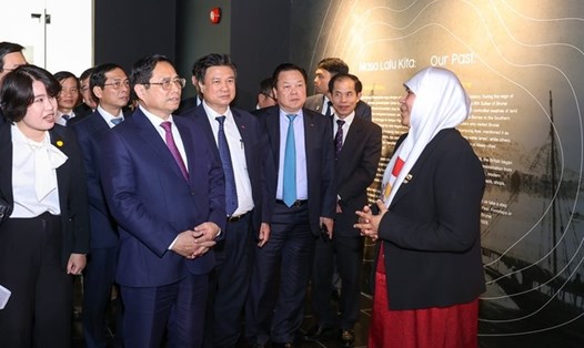 Thủ tướng Phạm Minh Chính nghe giới thiệu về các công ty năng lượng hàng đầu của Brunei. Ảnh: VGP