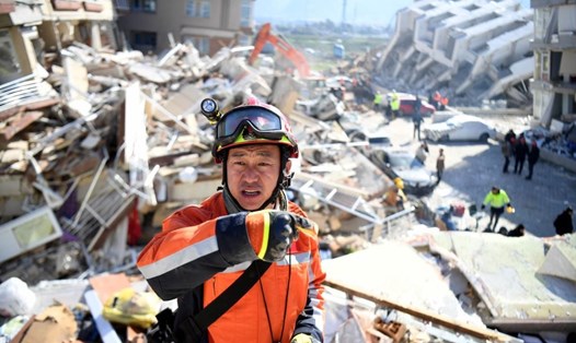 Thành viên Đội Tìm kiếm và Cứu nạn Trung Quốc trong chiến dịch cứu hộ sau trận động đất ở Antakya, tỉnh Hatay, Thổ Nhĩ Kỳ. Ảnh: Xinhua