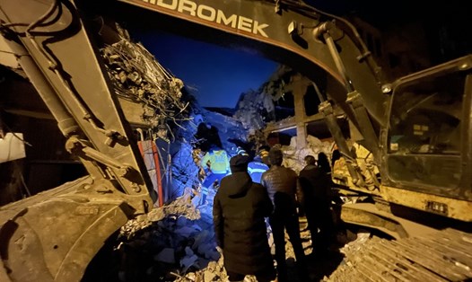 Lực lượng Công an Việt Nam xuyên đêm tiếp cận hiện trường toà nhà bị sập do động đất tại thành phố Adıyaman, Thổ Nhĩ Kỳ. Ảnh: Cục Cảnh sát PCCC&CNCH