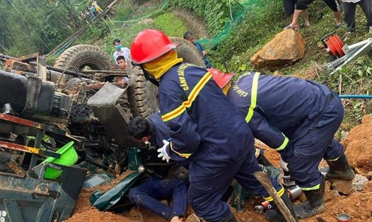 Lực lượng Công an tỉnh Bắc Kạn vừa cứu hộ thành công một người mắc kẹt trong cabin xe tải. Ảnh: Trìu Nguyễn