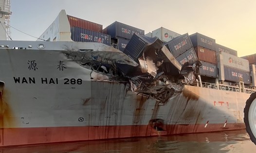 Tàu container WAN HAI 288 bị thủng mạn trái sau va chạm.  Ảnh: Cảnh vụ Hàng hải TPHCM