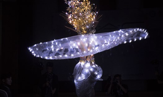 Một người mẫu thời trang đam mê biểu diễn trong một đêm diễn thời trang tại Hà Nội.
