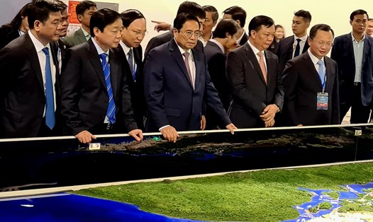 Thủ tướng Chính phủ Phạm Minh Chính tham quan các mô hình quy hoạch vùng đồng bằng sông Hồng. Ảnh: Vũ Long