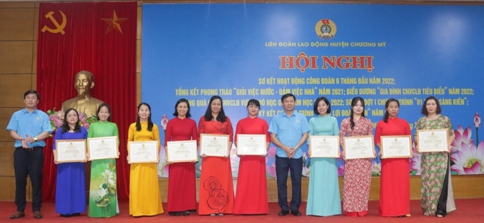 Liên đoàn Lao động huyện Chương Mỹ trao Giấy khen cho 10 đơn vị trong thực hiện Chương trình "1 triệu sáng kiến" đợt 1 trong năm 2022. Ảnh: Hải Yến