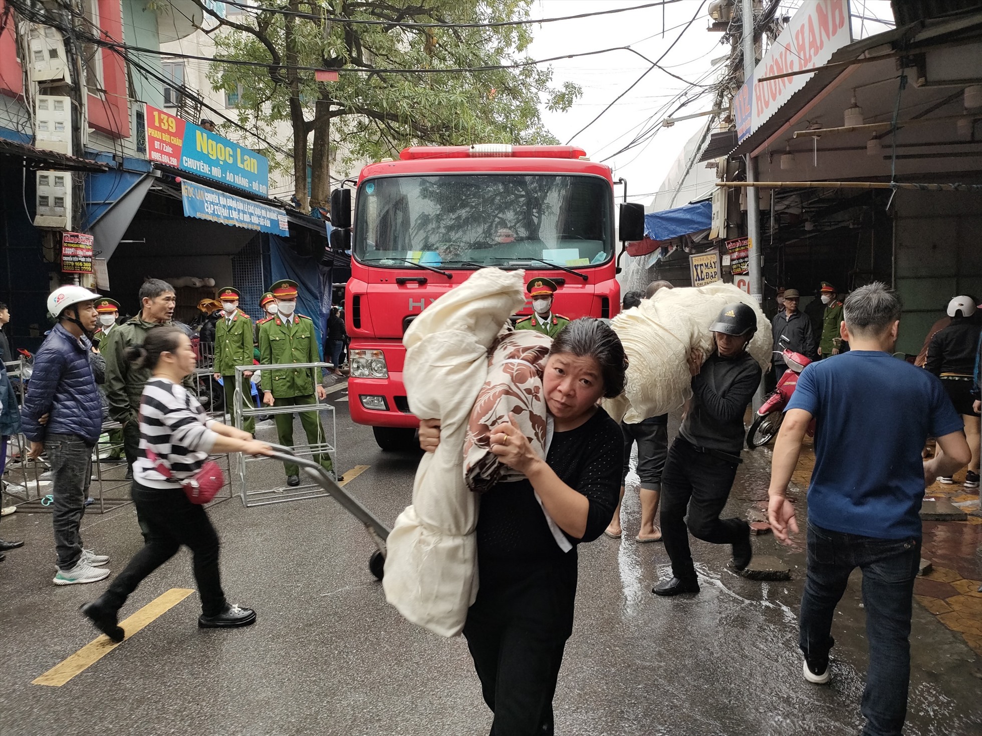 Tiểu thương hớt hải chuyển đồ khỏi chợ Tam Bạc đang cháy