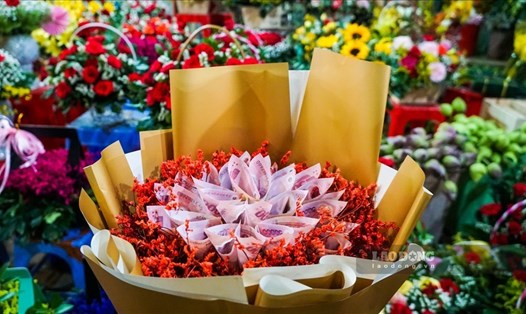 Bó hoa bằng tiền polyme được ưa chuộng dịp Valentine. Ảnh: Anh Tú