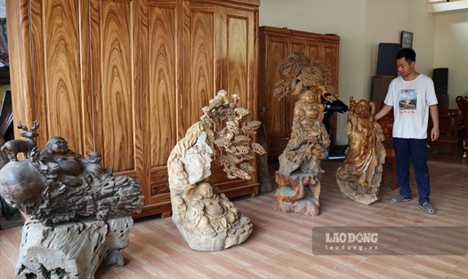Những tác phẩm độc đáo được chế tác từ gỗ lũa. Ảnh: Nguyễn Minh.
