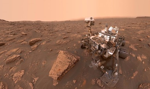 Tàu thám hiểm sao Hỏa Curiosity của NASA khoan ở sườn dưới núi Sharp. Ảnh: NASA