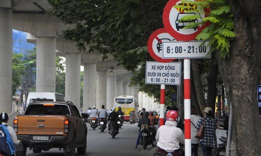 Hà Nội có nhiều tuyến phố đang cấm xe taxi. Ảnh: Trần Vương