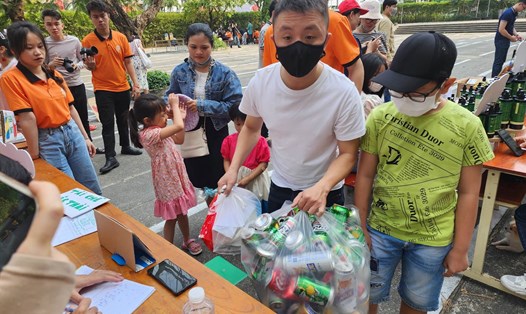 Người dân Đà Nẵng mang rác đi đổi quà. Ảnh: Thùy Trang