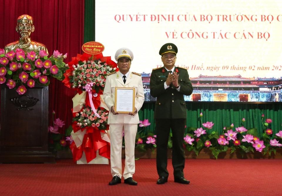 Đại tá Nguyễn Thanh Tuấn - Giám đốc Công an tỉnh Thừa Thiên - Huế trao quyết định bổ nhiệm thượng tá Hồ Xuân Phương giữ chức vụ Phó giám đốc công an tỉnh. Ảnh: Công an tỉnh