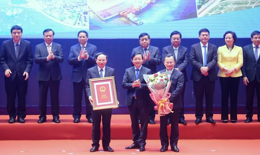 Phó Thủ tướng Trần Hồng Hà trao Quyết định Quy hoạch tỉnh Quảng Ninh thời kỳ 2021-2030, tầm nhìn đến năm 2045 cho lãnh đạo tỉnh Quảng Ninh. Ảnh: Hùng Sơn