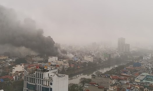 Đám cháy tại chợ Tam Bạc (chợ Đổ, quận Hồng Bàng, Hải Phòng) nhìn từ trên cao. Ảnh: Đ.Hoàng