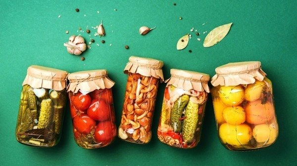 Người bệnh tiểu đường không ăn hoặc ăn ít rau muối hoặc các sản phẩm thịt xông khói để tránh quá nhiều natri và muối. Ảnh: Adobe Stock