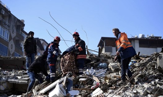 Cứu hộ tìm kiếm trong đống đổ nát ở Antakya, tỉnh Hatay, Thổ Nhĩ Kỳ sau trận động đất ngày 6.2. Ảnh: Xinhua