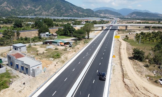 Cao tốc Nha Trang - Cam Lâm dự kiến sẽ thông xe kỹ thuật vào tháng 6.2023. Ảnh: Hữu Long