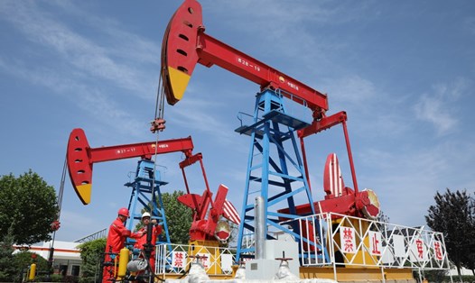 Kiểm tra thiết bị khoan dầu ở Khánh Dương, tỉnh Cam Túc, Trung Quốc. Ảnh: Xinhua